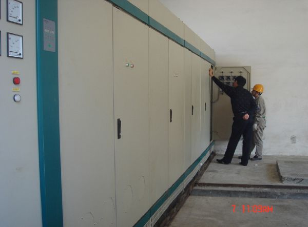 萬邦永躍兩臺(tái)1200KVA岸電電源現(xiàn)場(chǎng)調(diào)試1.jpg 萬邦永躍兩臺(tái)1200KVA岸電電源現(xiàn)場(chǎng)調(diào)試1.jpg