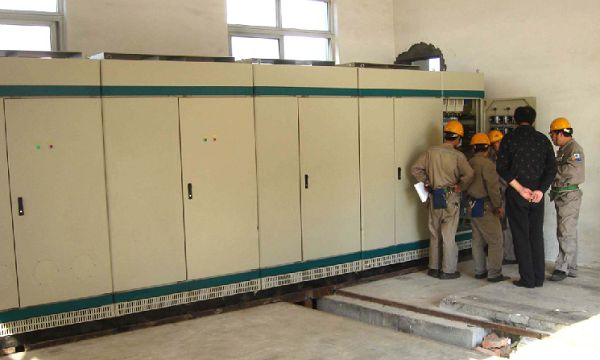 萬邦永躍兩臺(tái)1200KVA岸電電源現(xiàn)場(chǎng)調(diào)試2.jpg 萬邦永躍兩臺(tái)1200KVA岸電電源現(xiàn)場(chǎng)調(diào)試2.jpg